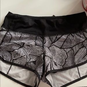 Lululemon patterned speed up shorts 2.5”